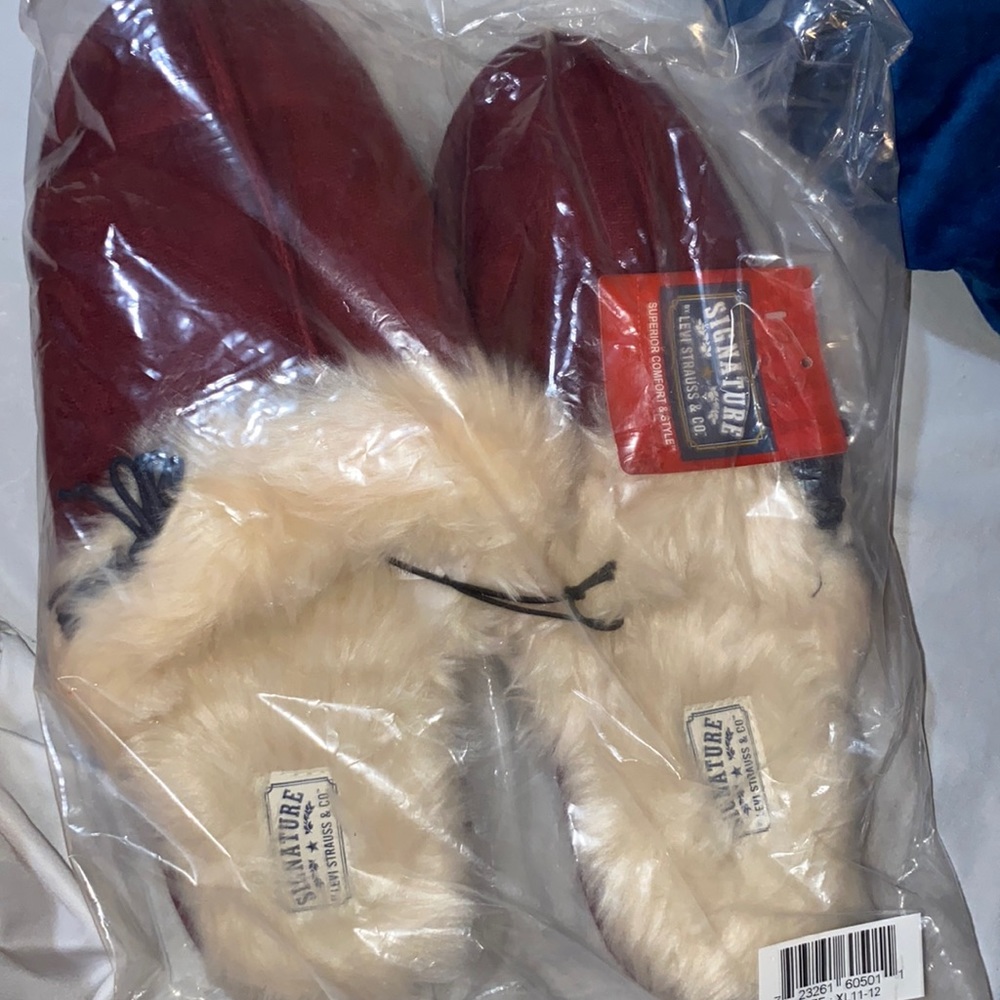 Levi’s Warm fuzzy slippers very good support n brand new